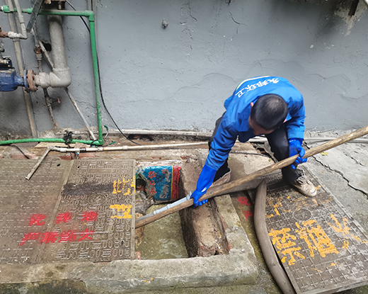 青湖路街道清掏化粪池