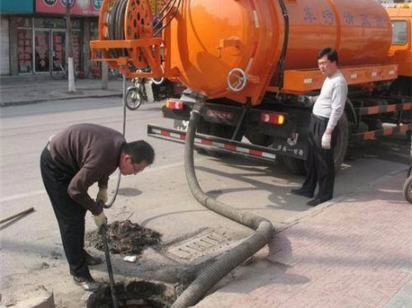 青湖路街道清掏化粪池，健康生活从这里开始