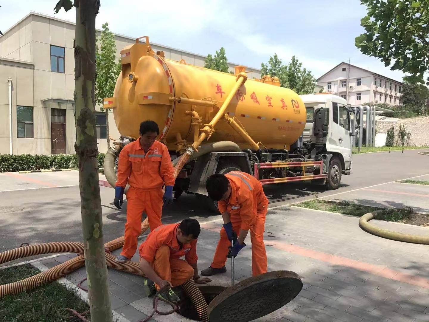 青湖路街道化粪池清理与5-8吨吸粪车施工效率分析